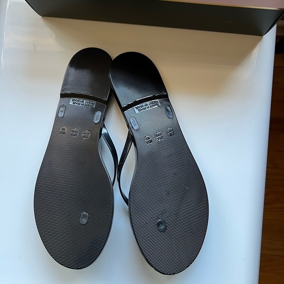 Kate Spade Black and White Sandals with Flower Decoration - Picture 5 of 5